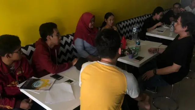 Suasana di satu cafe di Jakarta saat mati lampu.