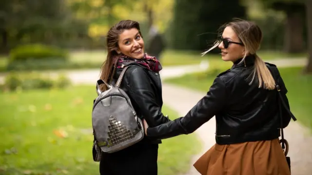 ఇద్దరు యువతులు