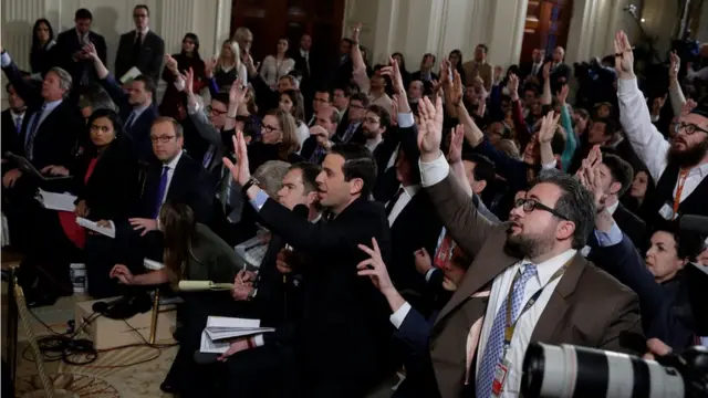 Beyaz Saray'daki basın toplantısını takip eden gazeteciler