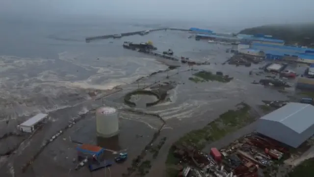 堪察加半岛地震引发的海啸冲击萨哈林州北库里尔斯克岛一处岸边建筑物（30/7/2025）
