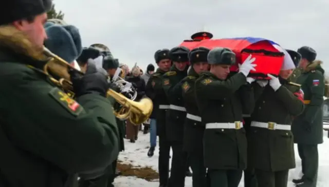 Күнүнө "ыктыярчы" деп аталган аскерлердин, офицерлердин сөөгү жерге берилүүдө.