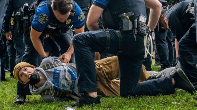 Un estudiante es arrestado este jueves durante una manifestación pro Palestina en la Universidad de Texas en Austin