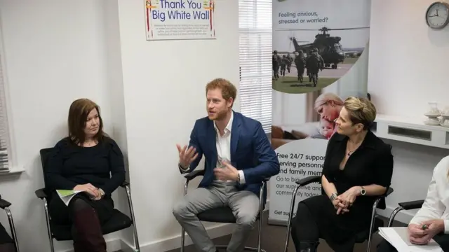 في العام الماضي زار الأمير هاري القائمين على موقع (بيغ وايت وول) في لندن