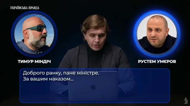 Журналіст Михайло Ткач сидить за столом. Поряд зображення Тімура Міндіча і Рустема Умєрова