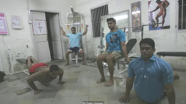 పోలీసు ఉద్యోగానికి సిద్ధమవుతున్న యువకులు