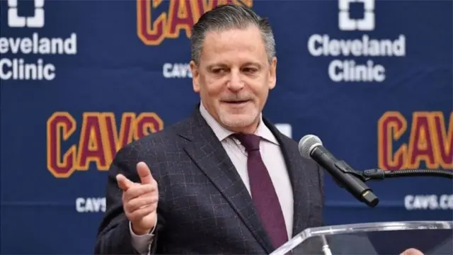 Dan Gilbert ni mmoja wa wamiliki wa timu tajiri zaidi ya michezo Marekani kutokana na hisa zake nyingi katika Cleveland Cavaliers ya NBA.