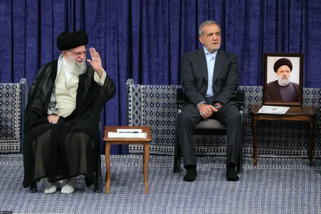 ईरान के सर्वोच्च नेता अली ख़मैनी और मसूद पेज़ेश्कियान