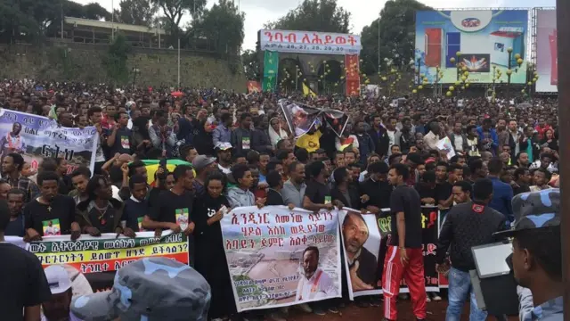 በርካቶች በመስቀል አደባባይ ተገኝተው ሀዘናቸውን ገልጸዋል