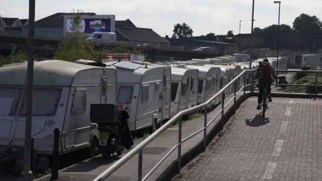 fotobet23trailers estacionados umbet23frente ao outro