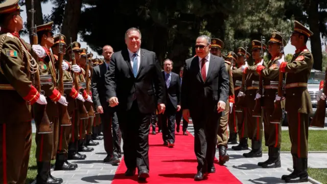 El secretario de Estado de EE.UU., Mike Pompeo (izq.) con el jefe de gabinete de Afganistán Abdul Salam Rahimi en una visita en junio a Kabul