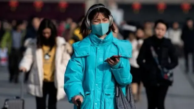 warga China menggunakan masker