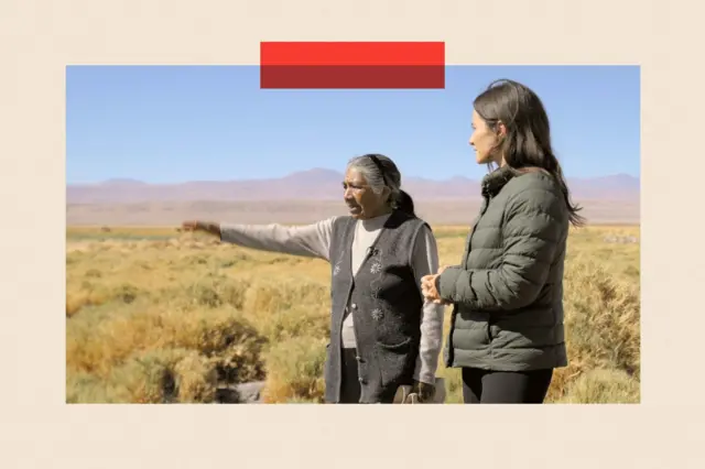 راکوېل سېلینا د چیلي ویګا سیمه کې د اتاکاما د مالګې ذخېرو دپاسه په اختیاط قدم واهه ځکه دا سیمه نمجنه وه، د اوبو په چینو مشهوره وه خو اوس وچه شوې او ځمکې یې چاودونه کړې. هغه وایي: "پخوا دلته حوضونه وو."