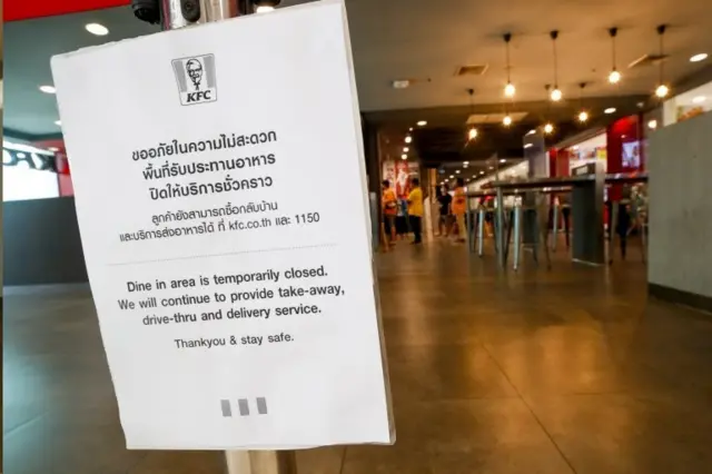 นับตั้งแต่วันที่ 1 พ.ค. เป็นต้นมา รัฐบาลประกาศหลักเกณฑ์ห้ามลูกค้ารับประทานอาหารในร้านอาหารเพื่อป้องกันการระบาดของโรคโควิด-19