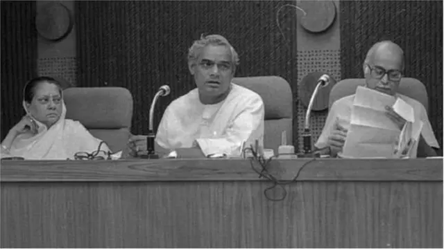 अटलबिहारी वाजपेयींसोबत विजयाराजे शिंदे