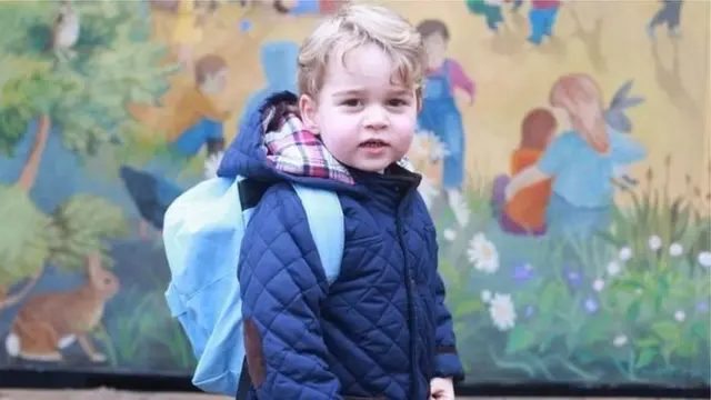 இளவரசர் ஜார்ஜ் நர்சரி வகுப்புக்கு சென்ற முதல் நாள் எடுக்கப்பட்ட புகைப்படம்