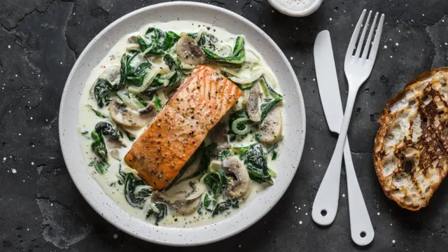 Грибы со шпинатом и сливками.