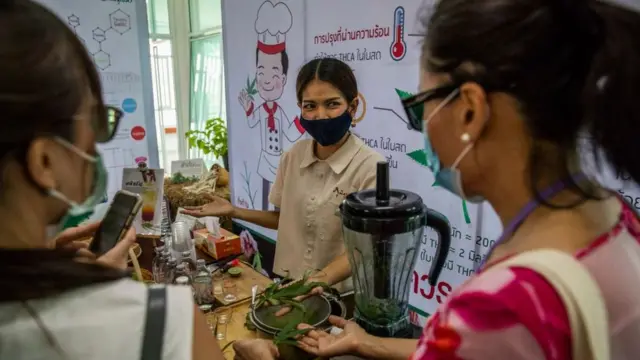 Một tiệm bán nước sinh tố và các sản phẩm từ cần sa ở Thái Lan