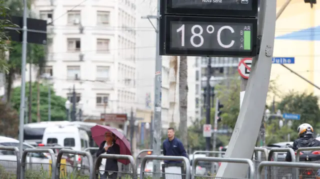 Foto de um termômetro de rua marcando a temperatura de 18 graus.