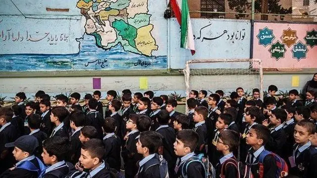 دانش‌آموزان در حال خواندن سرود صبحگاهی
