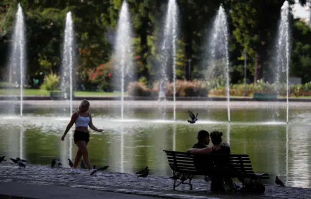 Mulher caminhacassino all inclusive pocos de caldasparque durante ondacassino all inclusive pocos de caldascalor na Argentina