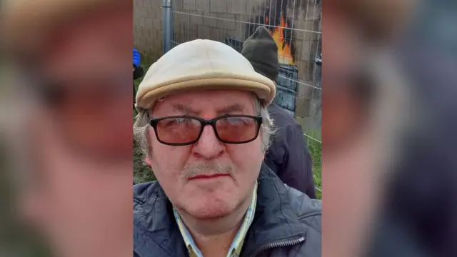 Geri Oven ispred Benksijevog murala u Port Talbotu