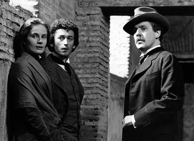 L'actrice française Dominique Sanda dans le rôle de Lou Andreas Salomé, l'acteur britannique Robert Powell dans le rôle de Paul Rée et l'acteur suédois Erland Josephson dans le rôle de Friedrich Nietzsche dans le film de 1977 "Beyond Good and Evil".