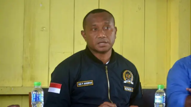 Yan Permenas Mandenas, anggota DPR RI, Papua