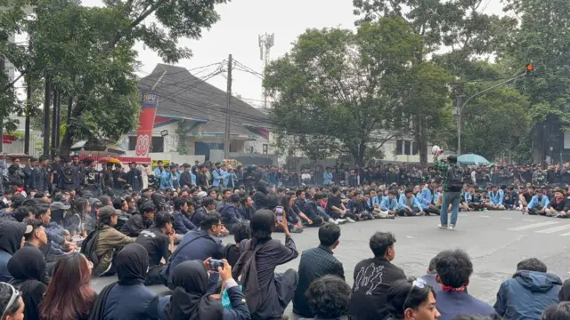 Aksi demonstrasi mahasiswa di depan Gedung DPRD Provinsi Jawa Barat, Bandung, Senin (15/06).