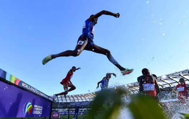 स्टिपल चेस स्पर्धेत धावताना अविनाश साबळे