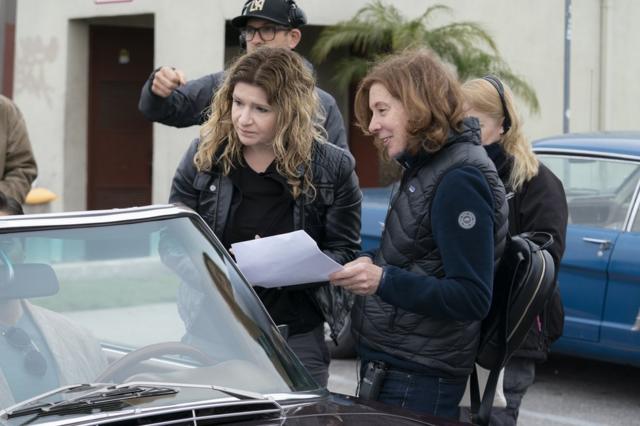 艾丽西亚·罗迪斯（Alicia Rodis）和导演苏珊娜·怀特（Susana White）在拍摄《堕落街传奇》（The Deuce）。
