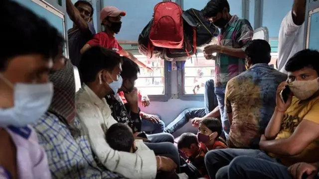 ভিড়ে টাসা ট্রেনে করে মুম্বাই দিল্লি থেকে হাজার হাজার অভিবাসী শ্রমিক গ্রামে ফিরে গেছে