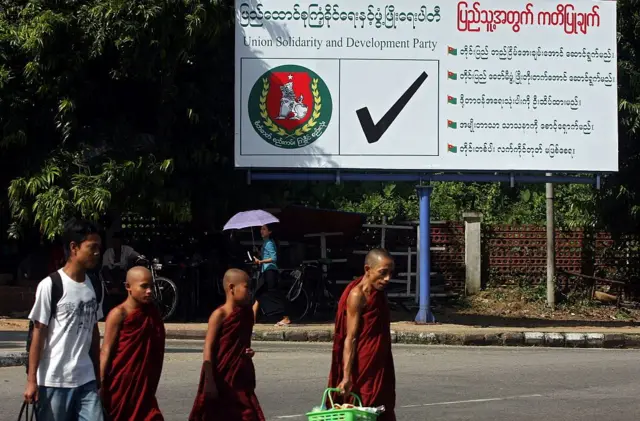 ၂၀၁၀ ရွေးကောက်ပွဲကာလမဲဆွယ်မှုမြင်ကွင်း 