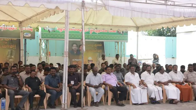 அலுவலக முற்றத்தில் அதிமுக தொண்டர்கள்