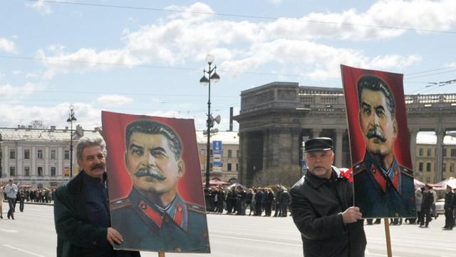 Первомайское шествие на Невском проспекте в Петербурге