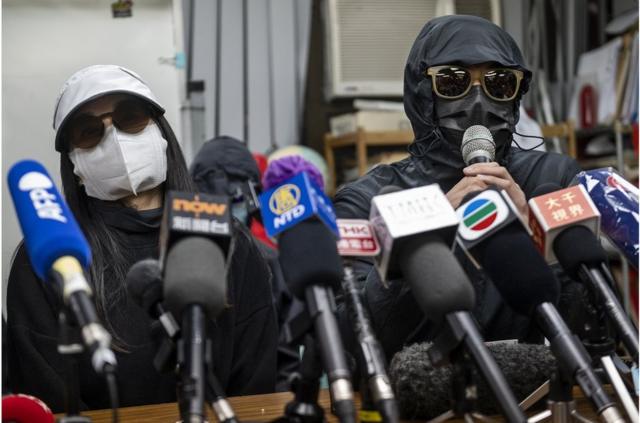 12名被捕者的香港家人在新闻发布会上（资料照片）。