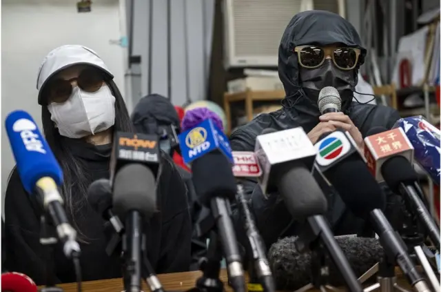 12名被捕者的香港家人在新闻发布会上(资料照片)。