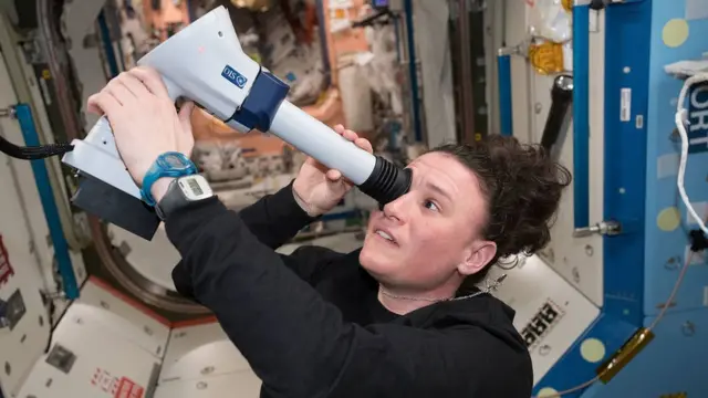 Serena Auñón Chancellor haciéndose un examen de fondo de ojo