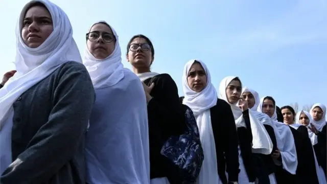 कश्मीर में सर्दियों की छुट्टियों के बाद स्कूल खुल रहे हैं