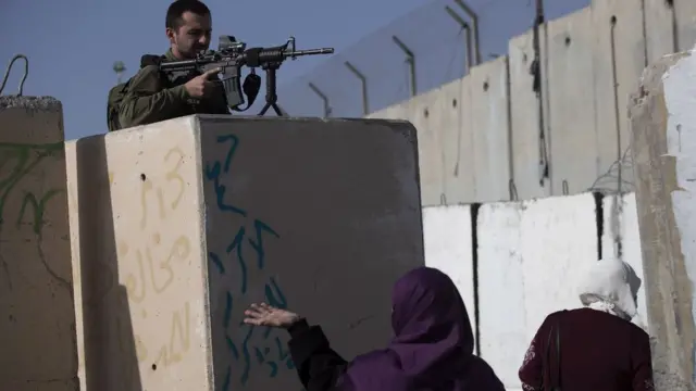 হিউম্যান রাইটস ওয়াচ ২১৩-পৃষ্ঠার রিপোর্টে নানা ধরনের বৈষম্যের চিত্রও তুলে ধরেছে।