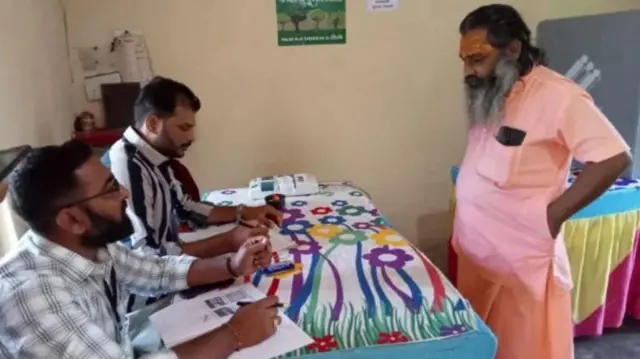  শুধু তার একার জন্য তৈরি করা বুথে ভোট দিতে এসেছেন মহন্ত হরিদাসজী উদাসীন। ফাইল ছবি