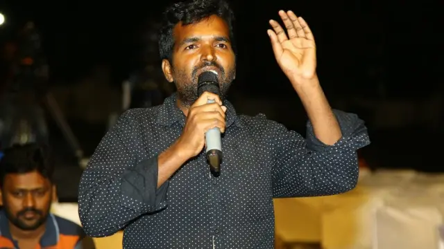 ప్రశ్న వేస్తున్న ఒక యువకుడు