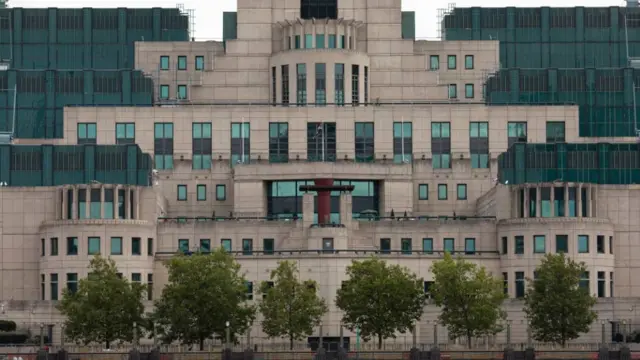 Trụ sở MI6 ở London - thông tin tình báo từ cơ quan này đã vấp phải sự ngờ vực
