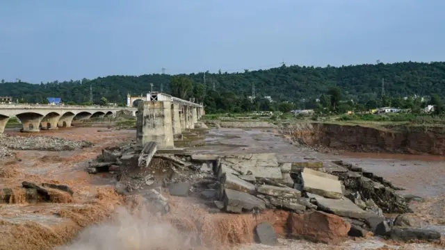 இமாச்சல பிரதேசம் திடீர் வெள்ளம் மற்றும் நிலச்சரிவு