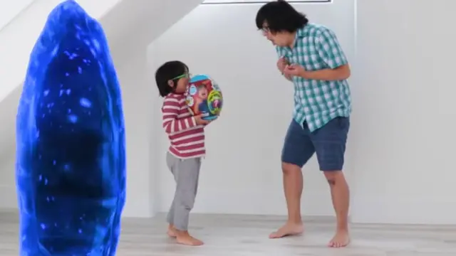 யு-டியூப் மூலம் ஏழு வயதில் 22 மில்லியன் டாலர்கள் சம்பாரித்த அட்டகாச சிறுவன்