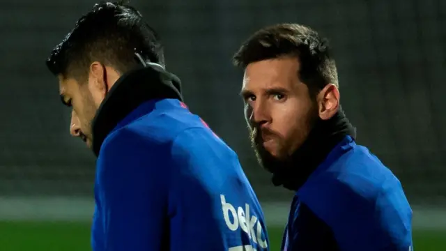 نجما برشلونه ليونيل ميسي ولويس سواريز أثناء التدريب للكلاسيكو