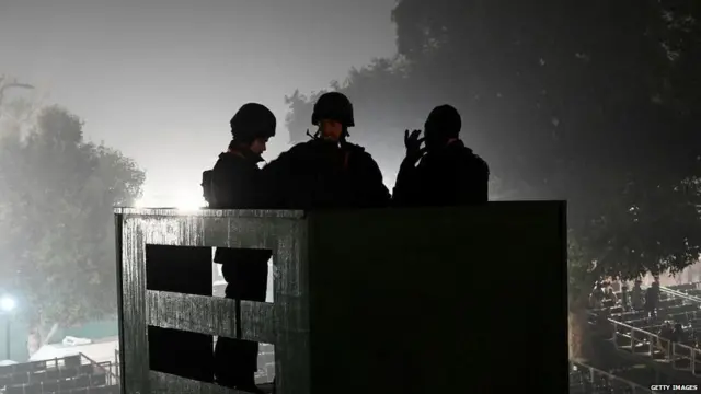 अगर महिलाएं लड़ाकू विमान उड़ा सकती हैं तो सेना की कमांड पोस्ट क्यों नहीं?