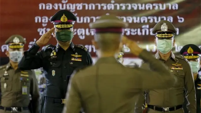 พล.อ.พรพิพัฒน์ เบญญศรี ผบ.ทสส. ในฐานะหัวหน้าผู้รับผิดชอบในการแก้ไขสถานการณ์ฉุกเฉินในส่วนที่เกี่ยวกับความมั่นคง ตรวจเยี่ยมจุดตรวจสกัดในวันแรกของการประกาศเคอร์ฟิวเมื่อ 3 เม.ย.