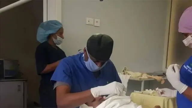 Dr. Tewodros oo shaqada ku jira