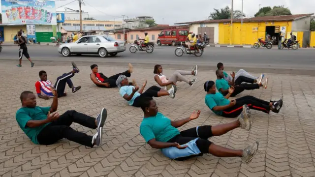 Un cours de gym à Cotonou.