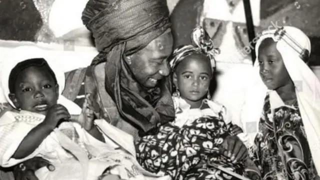 Eze Sanusi nke mbụ na ụmụ ụmụ ya nke Eze Muhammadu Sanusi nke abụọ so n'ime ha